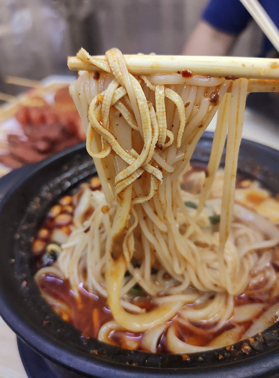 这砂锅面是黑龙江的特色美食吗?没有固定名字,里面有啥就是啥