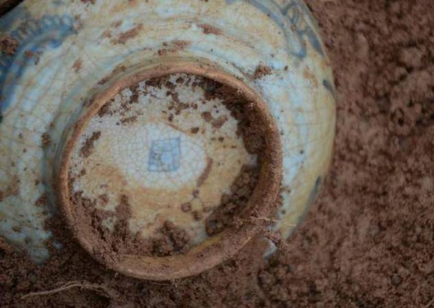 原创重庆修路挖出清朝"碗墓",有2000多个青花瓷碗,专家却愁眉不展