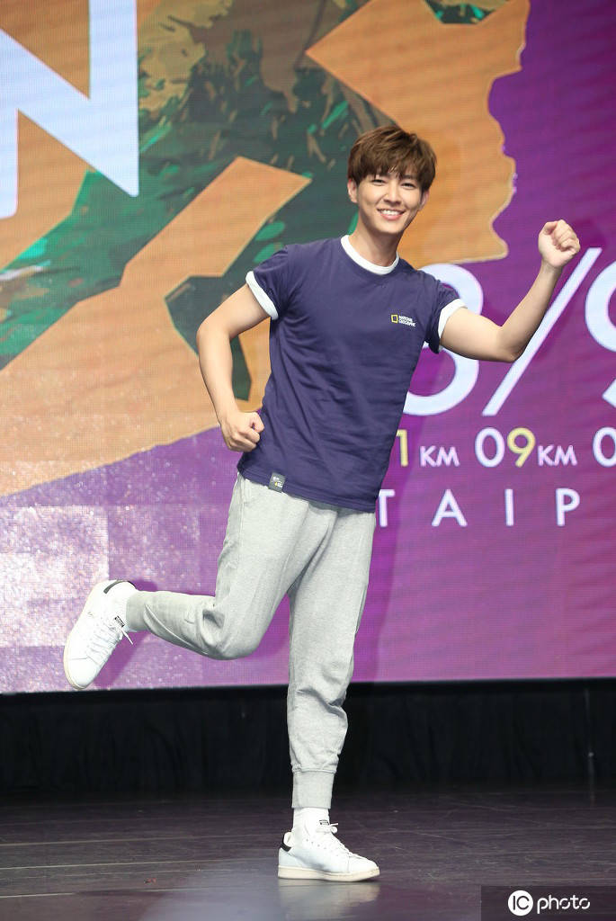 炎亚纶出席2020国家地理路跑发布会元气笑容超甜