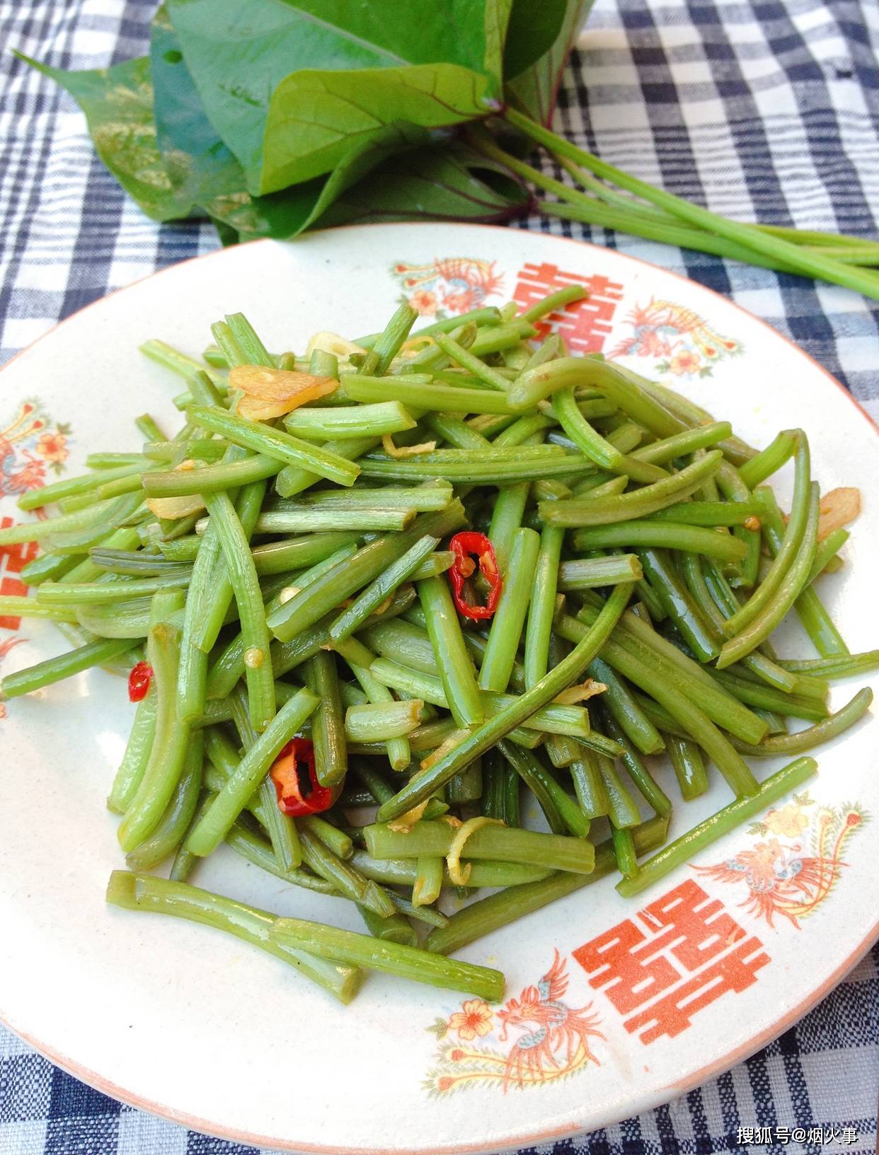红薯梗顾名思义就是红薯生长过程中红薯藤上的叶梗是一种口感脆嫩