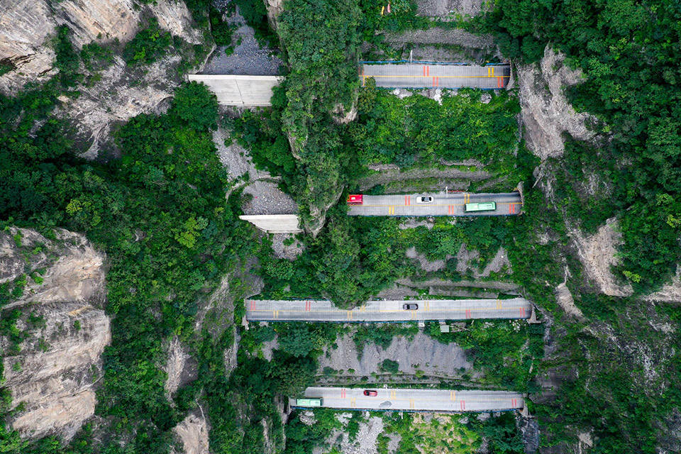 河南省焦作市修武县云台山景区,航拍中国著名奇迹公路叠彩洞,道路如