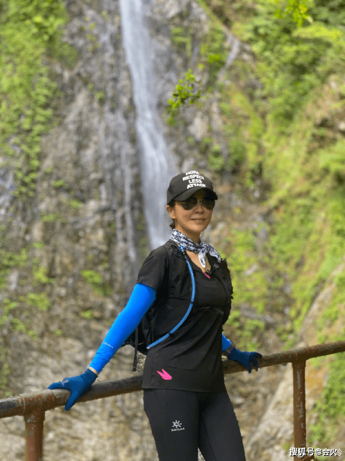 54岁刘嘉玲和小鲜肉爬山身材姣好纤细长腿抢镜