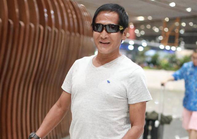 原创60岁齐秦近照曝光,打扮时髦走路带风,老来得子后专注家庭