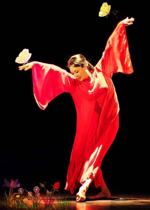 为了自己的舞蹈梦想, 金星在1993年的时候,下定决心一定要做变性手术