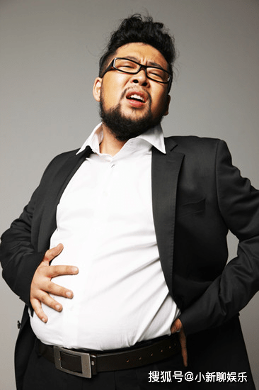 跟没刮胡子完全是两种感觉,一种像是邋遢的中年大叔,一种像是胖乎