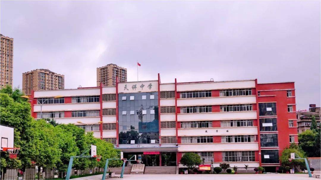 昆明市第十一中学 学校2020年计划招收高一新生6个班, 300人.