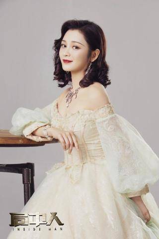 王一菲在剧中还有着惊艳的洋装造型,这袭抹胸的网纱礼服造型,将王一菲