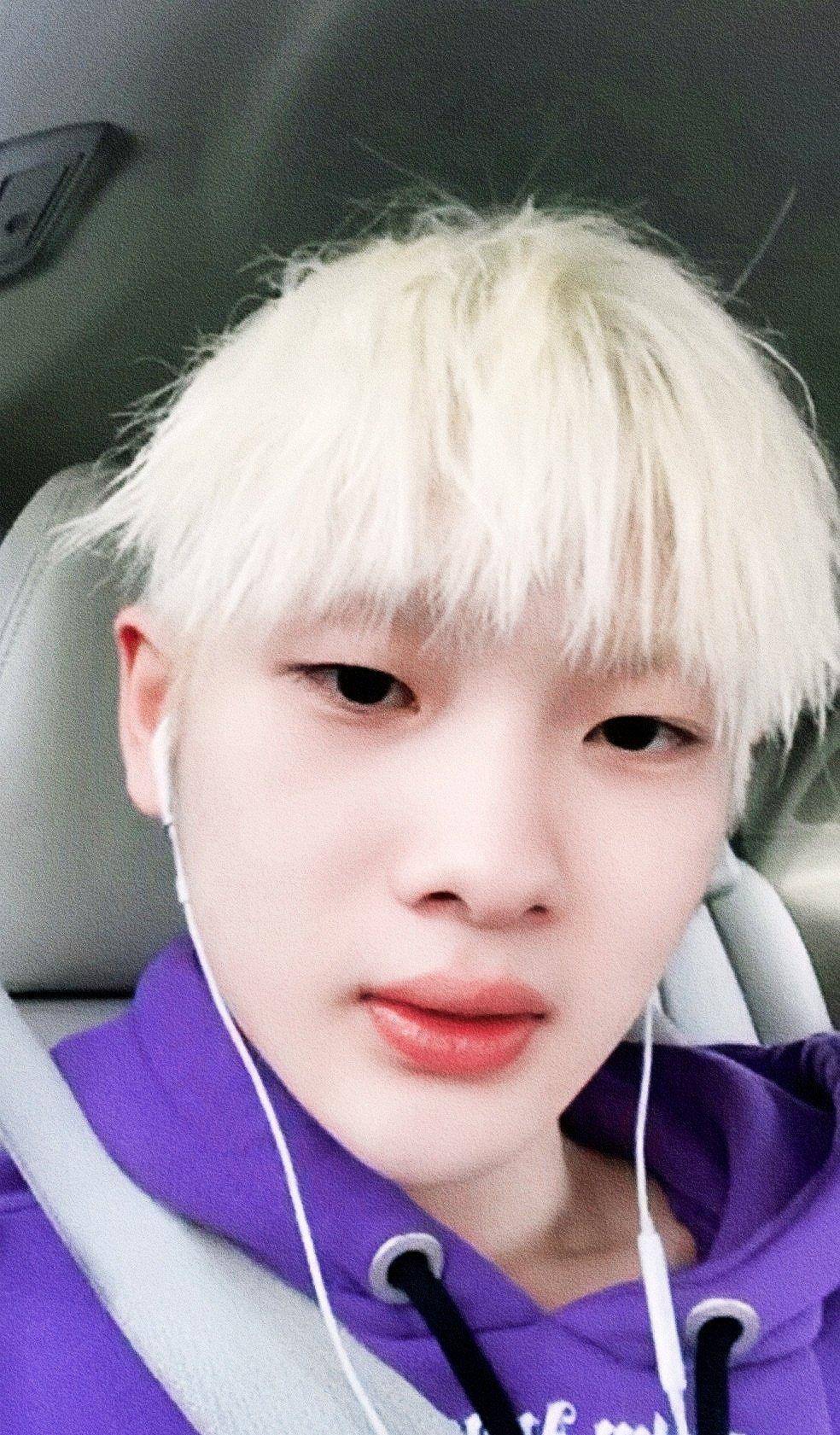 原创周震南答应黄子韬的换造型实现了染二次元白发连眉毛都不放过