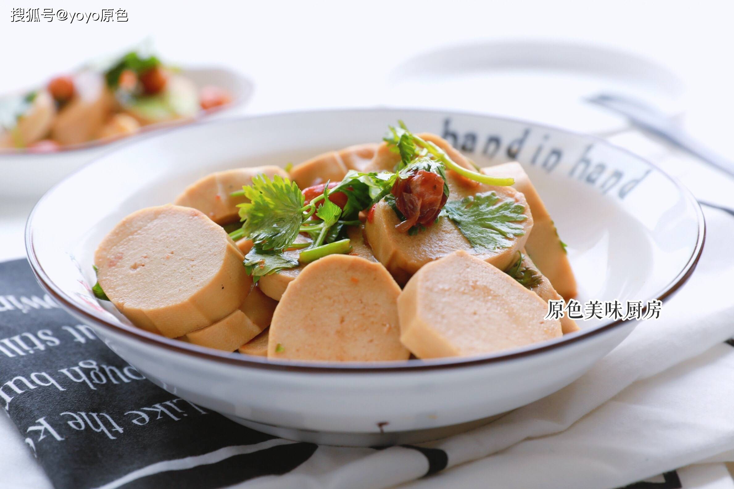 凉拌素肠做法简单,夏天吃清爽不油腻.