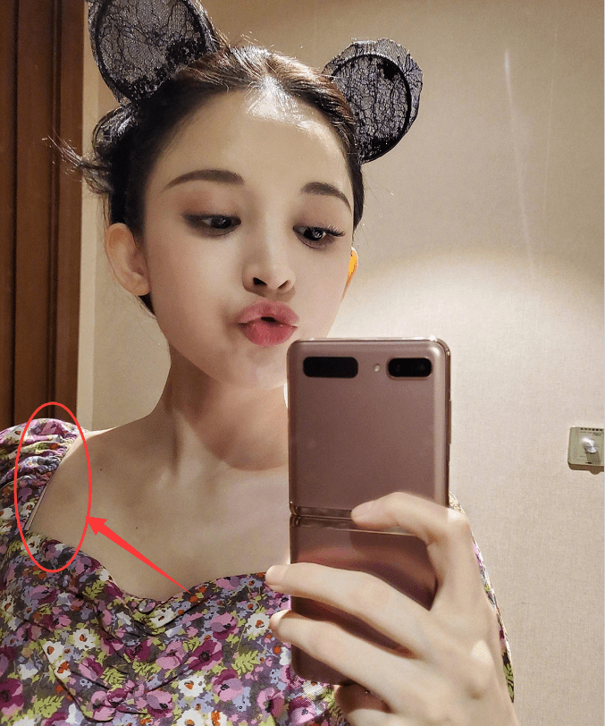 原创古力娜扎对着镜子玩自拍,意外露出内衣肩带,处理方式太霸气