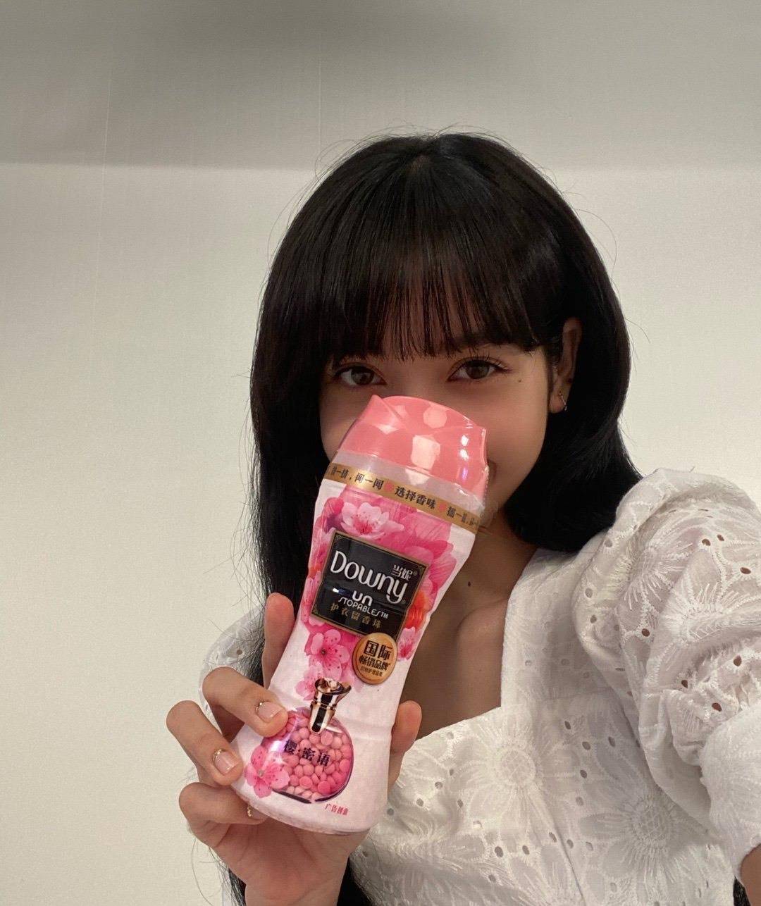 lisa这一次的妆容是比较清新的风格,毕竟她要在鲜花铺成的背景下拍摄