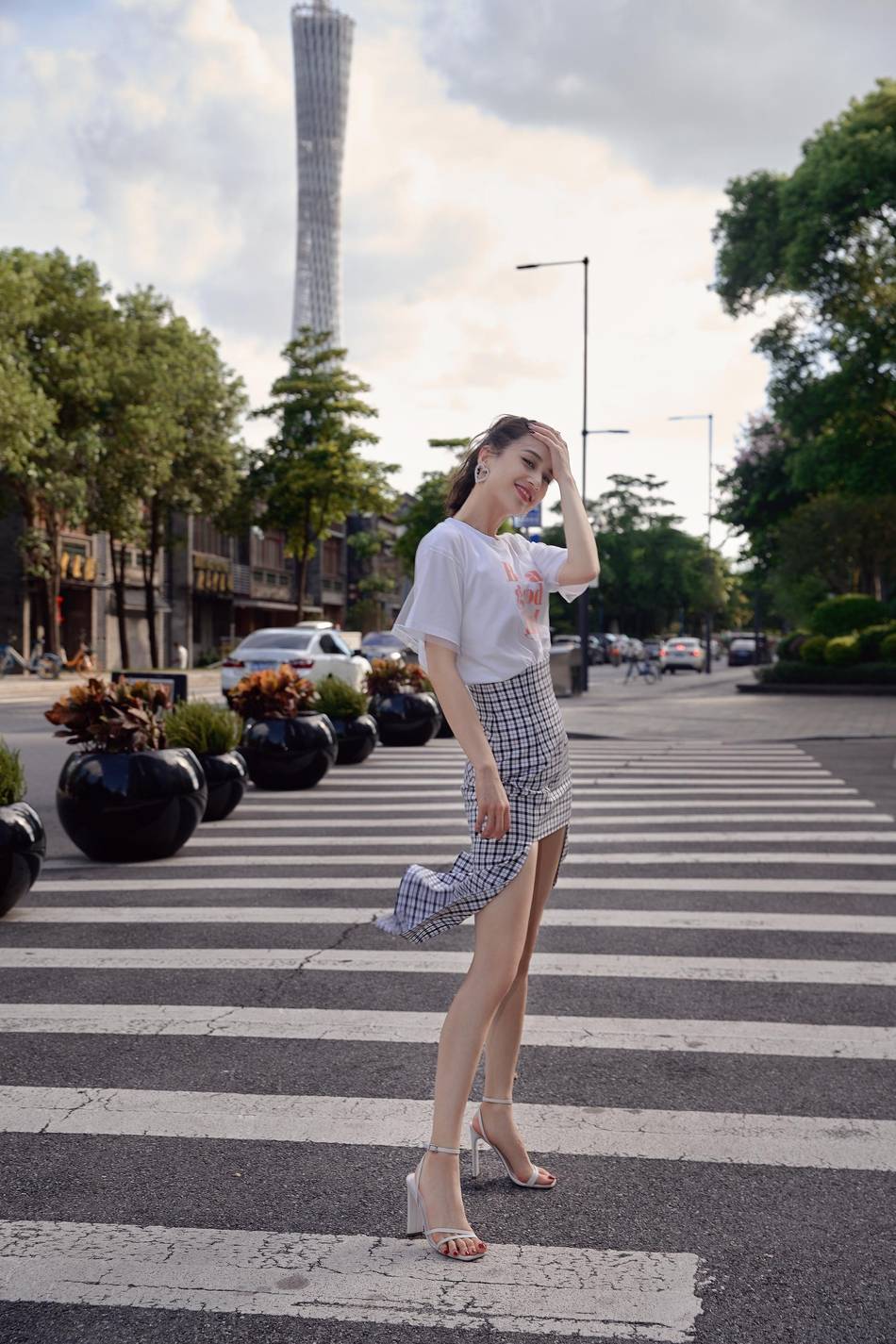 黄圣依穿腰封裙秀曼妙身姿 对镜灿笑美腿抢镜