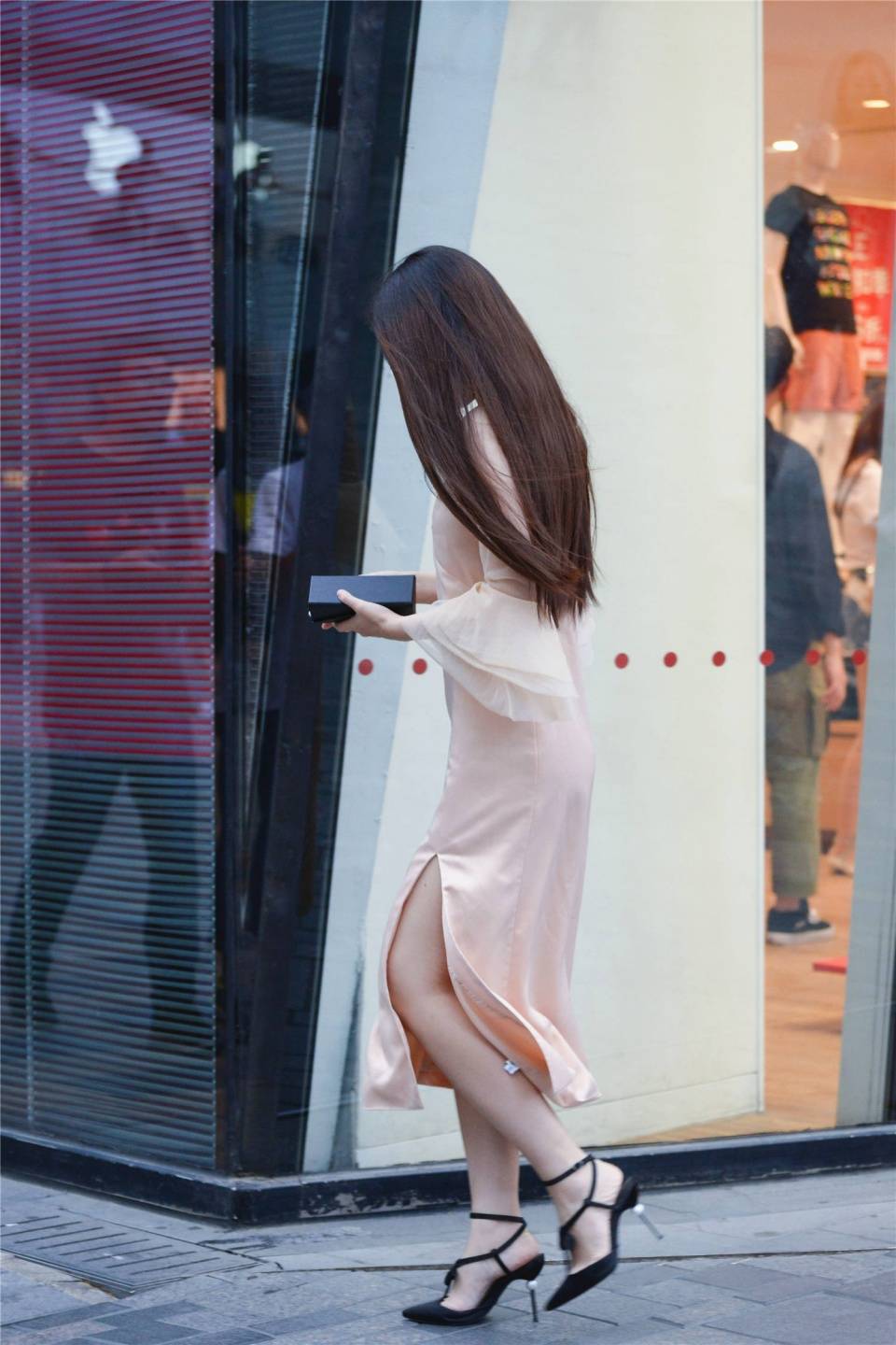这位美女的搭配很简单,长裙的飘逸,高跟鞋的优雅大气,展示出她对时尚