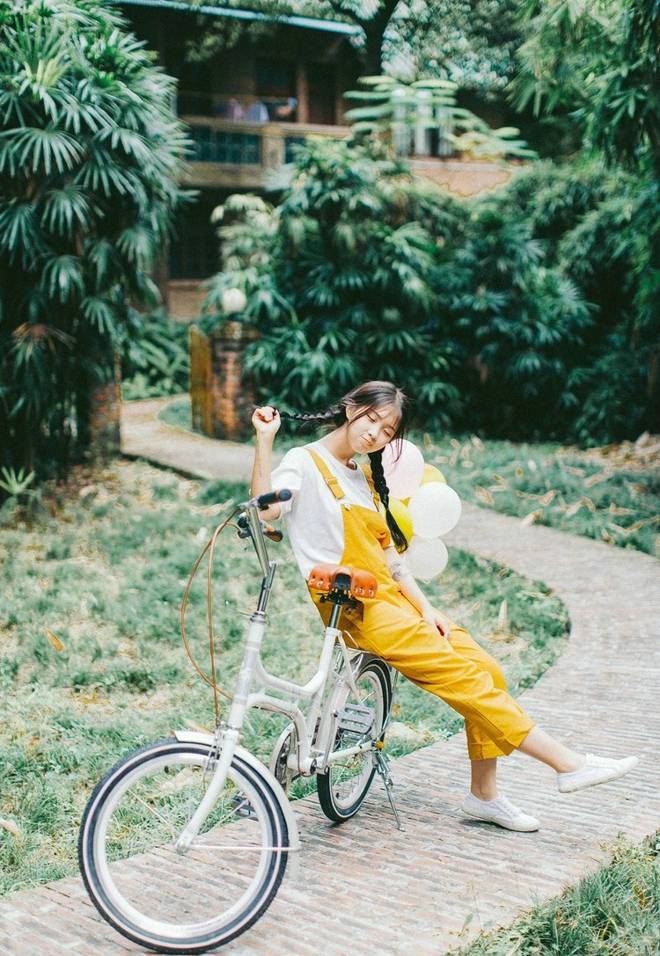 美女写真:清纯可爱骑单车黄衣美眉清新俏皮阳光