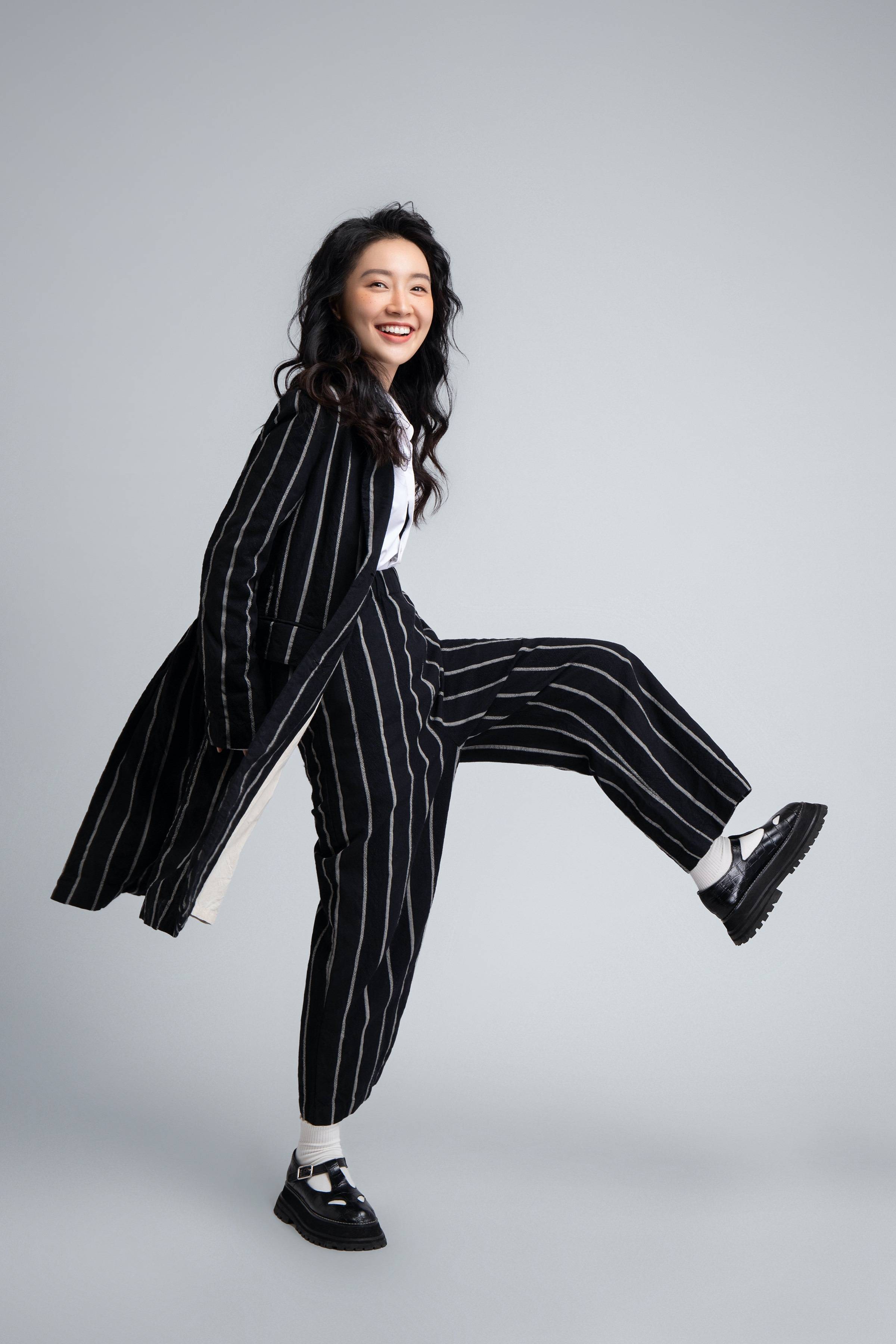 陈芋米时尚大片曝光 复古雀斑妆展现鬼马少女气质