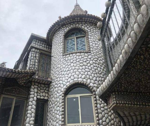 比如海参鲍鱼等等,同时岛上也有一座名气非常大的建筑,名字叫做贝壳楼