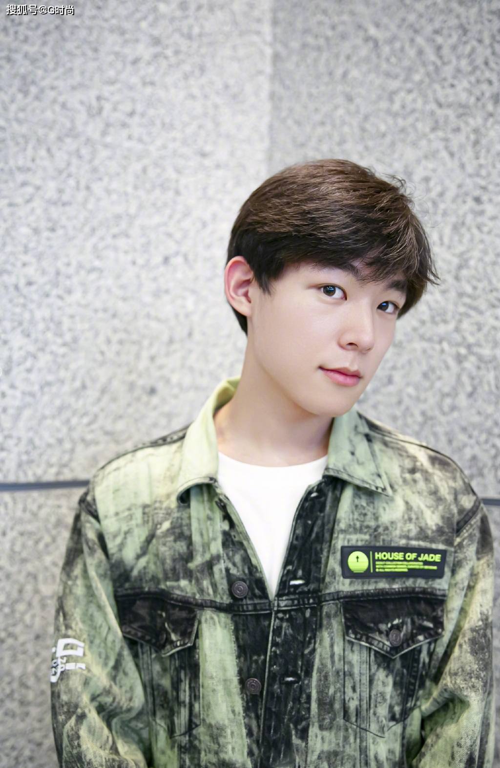 马启越身穿牛仔外套与白衬衫黑裤叠搭,简洁舒适