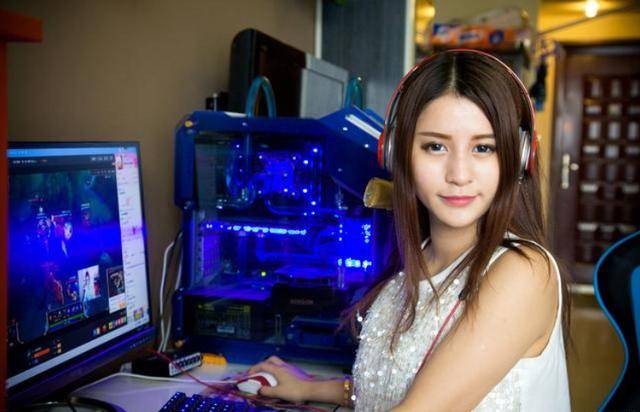 近日,武汉女主播如雪被斗鱼tv平台索赔8000万违约金事件引起了网友们
