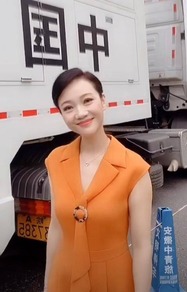 周群自曝生活费太少?打扮朴素接地气,外出坐车羡慕别人穿的鞋