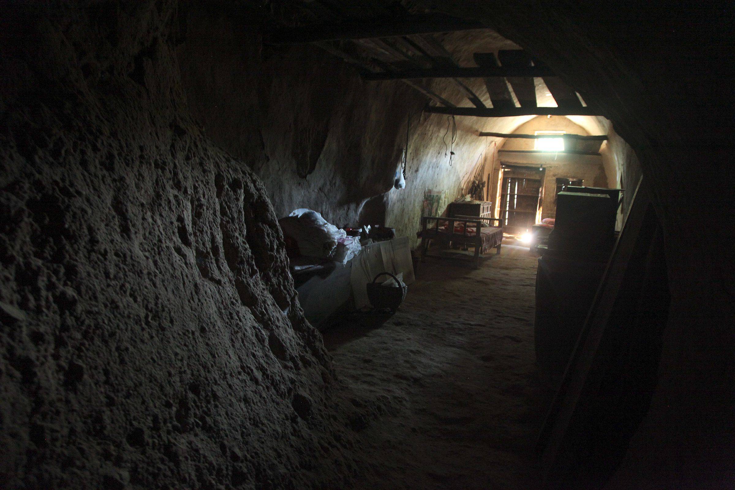 原创7旬农村老人有5个孩子,住山洞喝山泉50年,看看咋回事