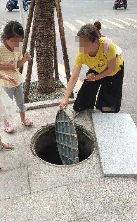 达州又现"害人的井盖",一小女孩不慎掉入井中.