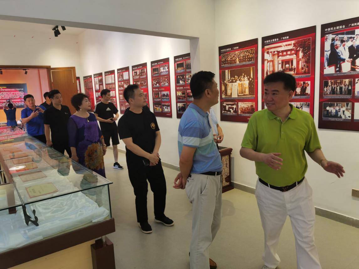 图为席国际副组长亲自带队并向与会者介绍民建之家据了解,席国际先生