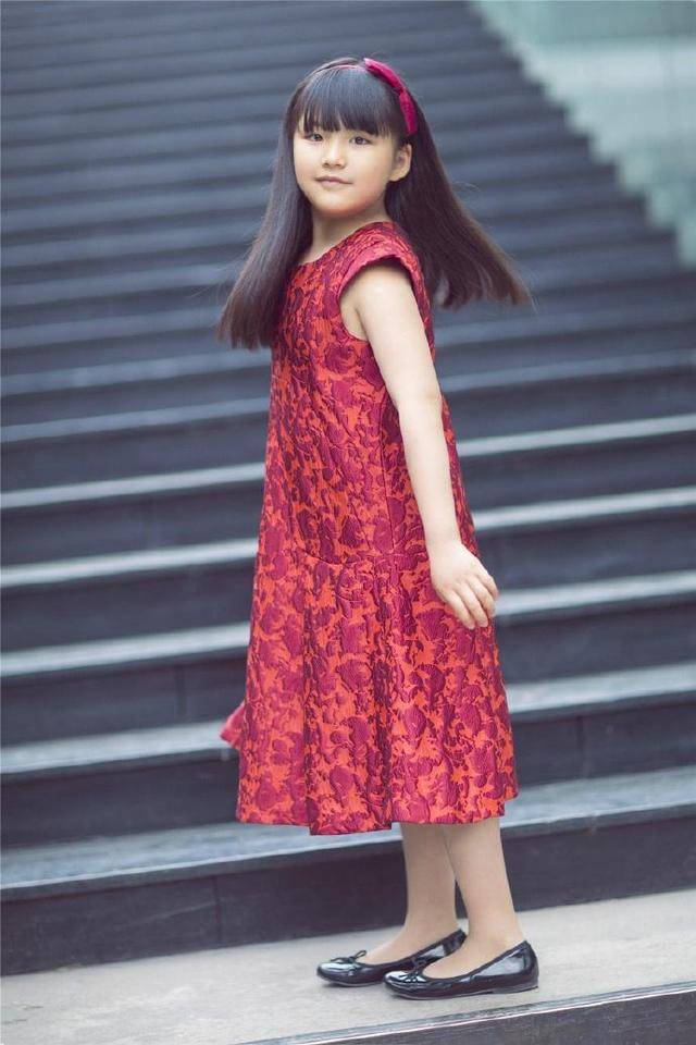 总体而言,王诗龄还是瘦了不少的,看看她的活动图,穿着碎花的连衣裙