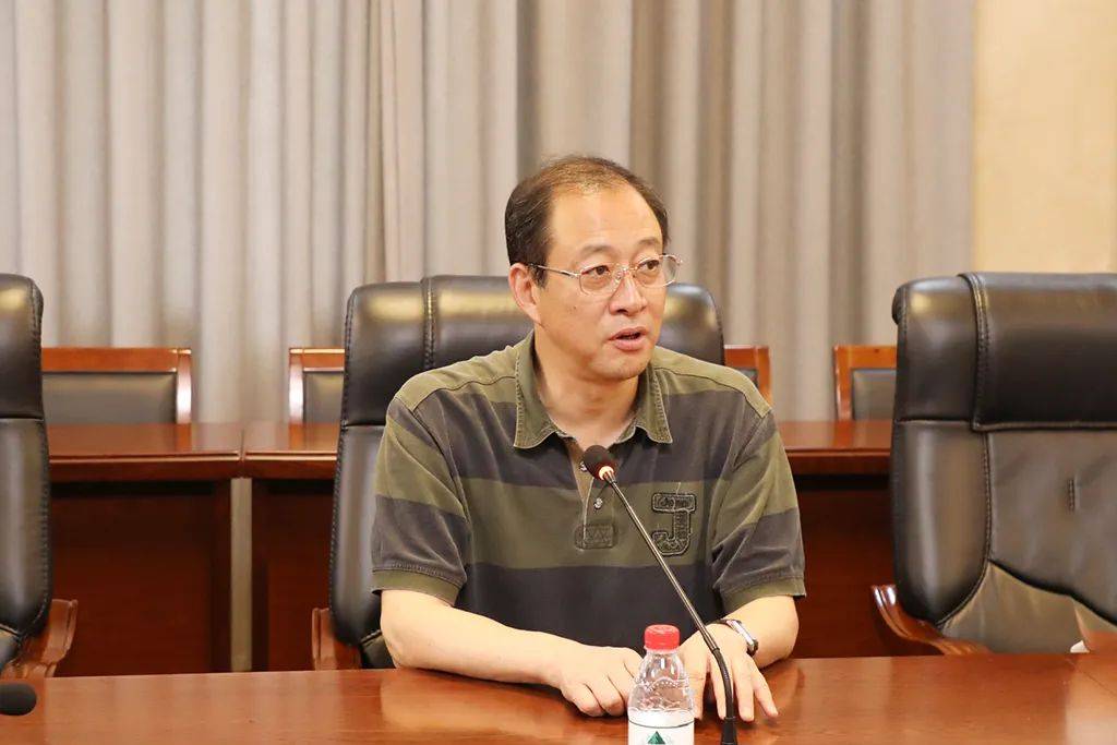 江苏省海安高级中学召开"八一建军节"拥军慰问座谈会_吕建
