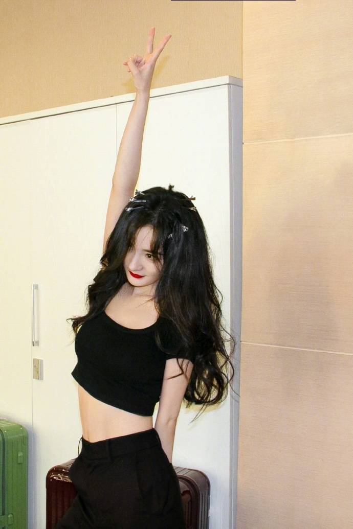 小蛮腰绝了!杨幂涂红唇穿紧身露脐装大秀好身材