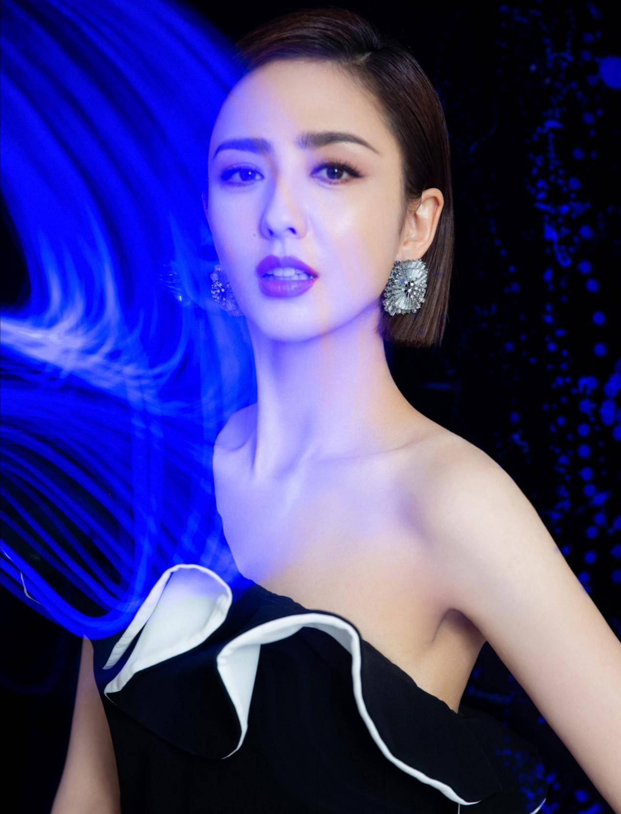 原创佟丽娅衣品开挂穿荷叶边连衣裙秀出绝美身材美得不动声色