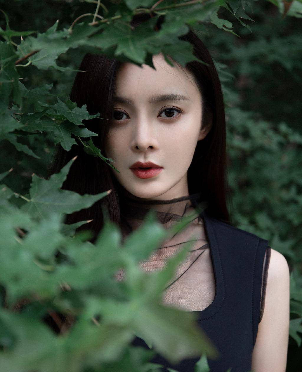 局中人》中她是张一山老婆,撞脸沈梦辰,穿黑纱拼接裙优雅帅气_王瑞子