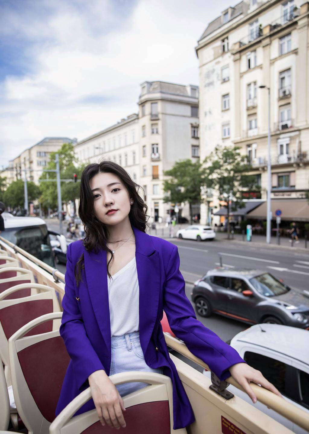 梁洁不走甜美风也很可穿蓝色无袖裙配中分卷发优雅女人味十足