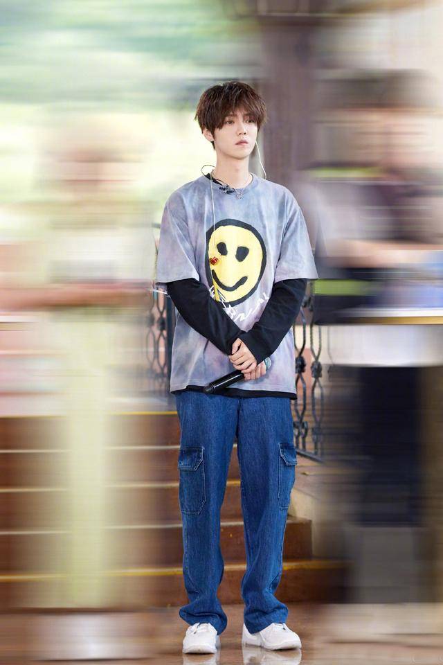 原创鹿晗只是颜值高?他的衣品也是没得挑,这样穿秒变潮流范