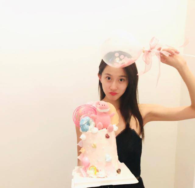 1996年出生的张豆豆前不久才度过了她的23岁生日,穿着黑丝裙的她也是