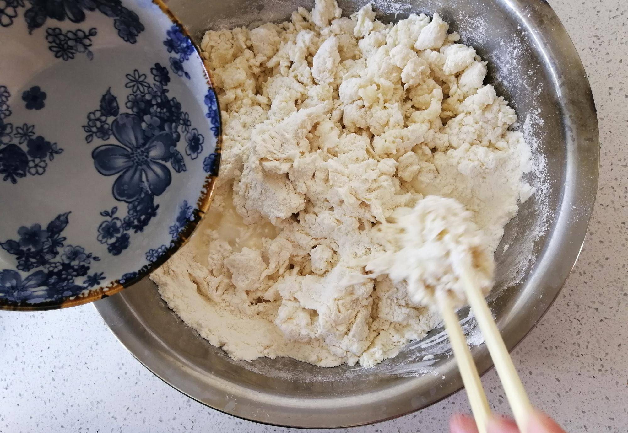 原创烙春饼和面是关键,冷水热水都不对,这样做柔软筋道,凉了都不硬