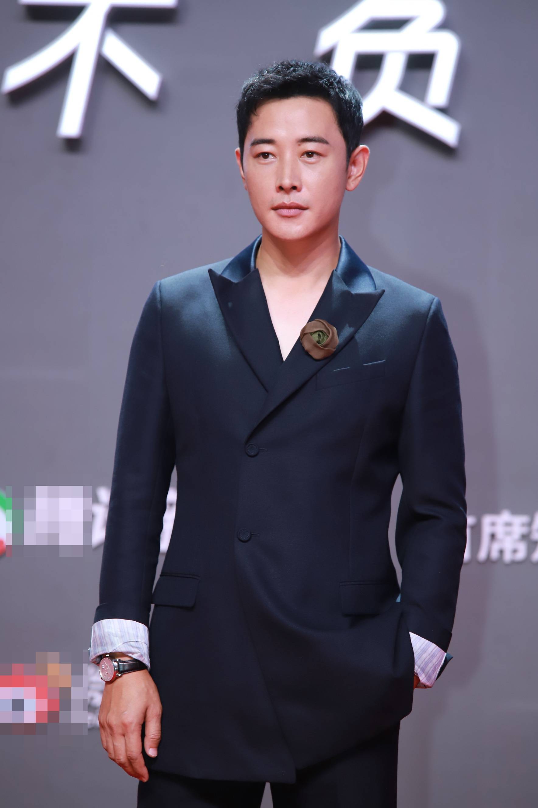 唐嫣产后首度公开亮相身材纤瘦与罗晋同台不同框