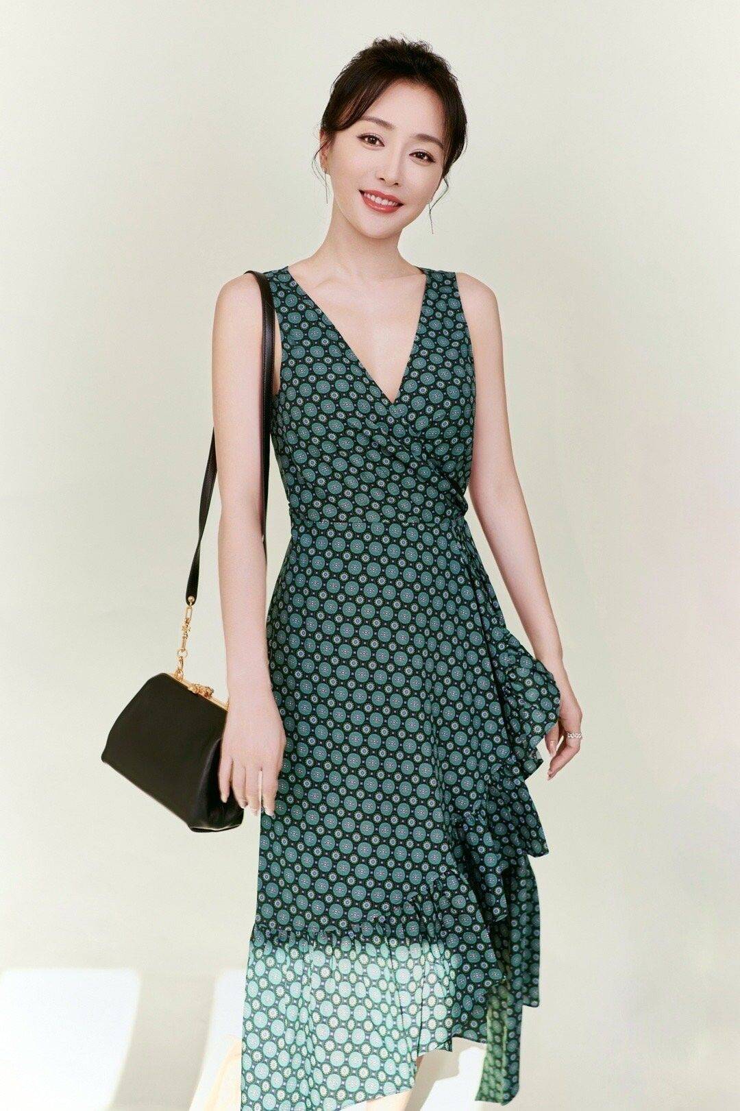 秦岚这女人真是越老越会穿,端庄优雅又不失精致时尚,韵味十足!