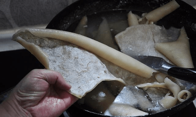 1先将猪皮凉水下锅焯水5-8分钟左右,一般猪皮变色打卷就可以了.