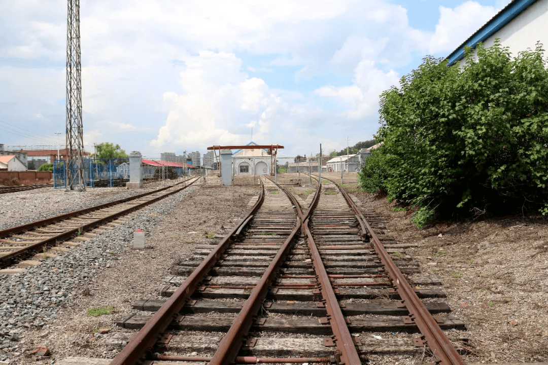 辉南县朝阳镇火车站有几处民国老建筑,小编跟随三位铁路人探寻一下.