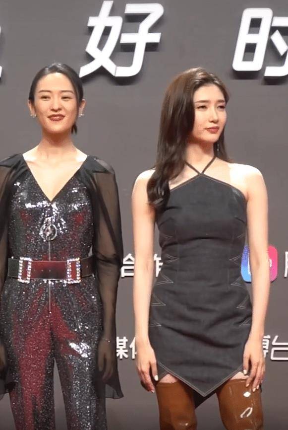 童瑶和江疏影同台比美,两人的衣服绝了,网友:这是林有有搭配的?_感觉