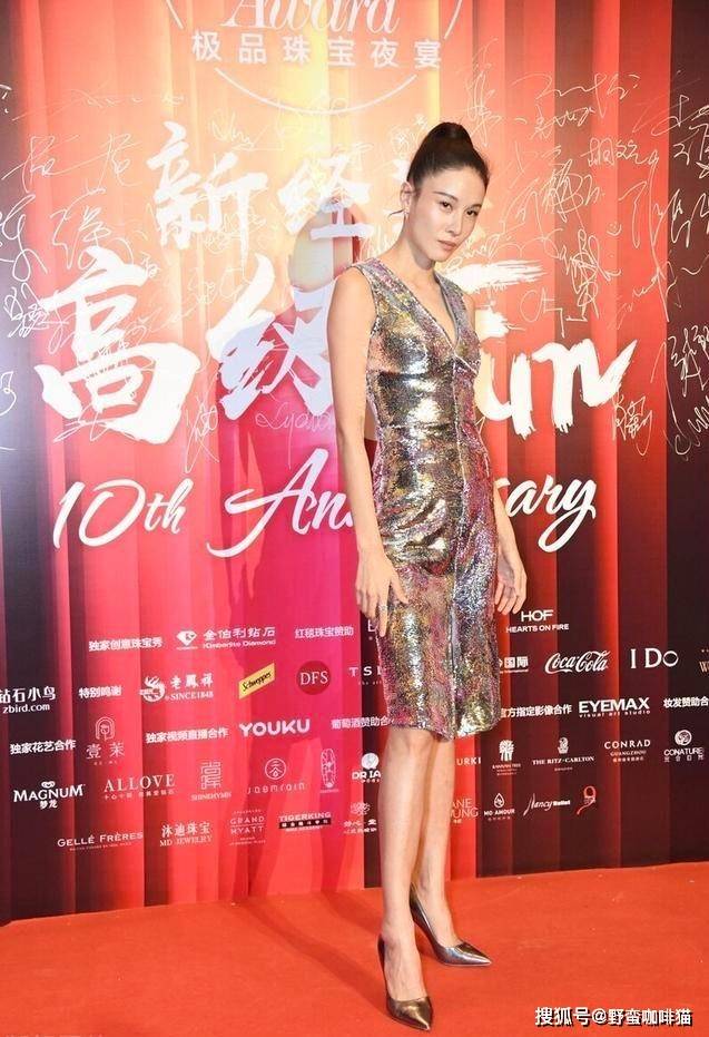 张蓝心洋葱头太惊艳,穿银色吊带连衣裙,大腿比我的整条腿都还长_手机