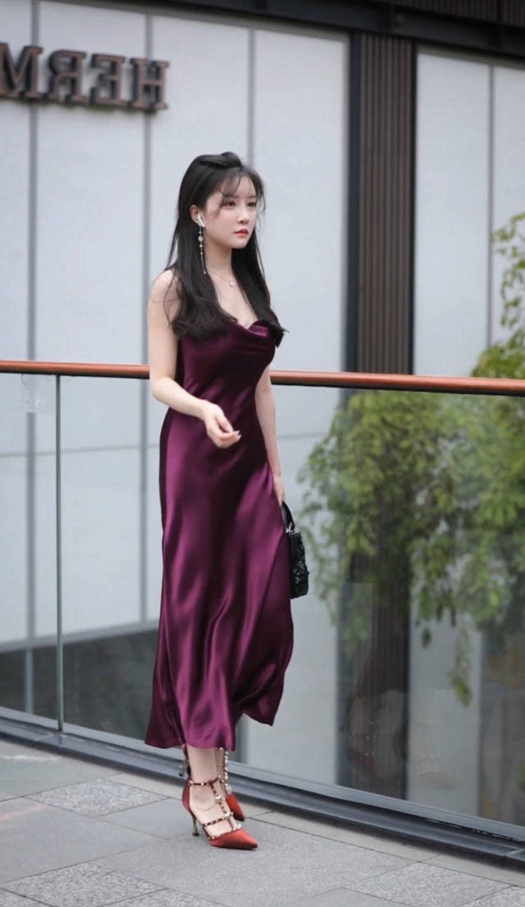 街拍,美女穿真丝吊带裙,充满着青春活力