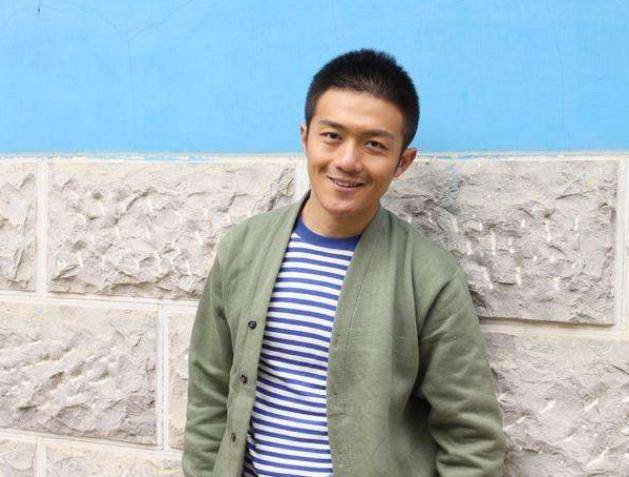 身边的同学和朋友一个接着一个走红,但李泽锋却只能在各个剧组拿着几