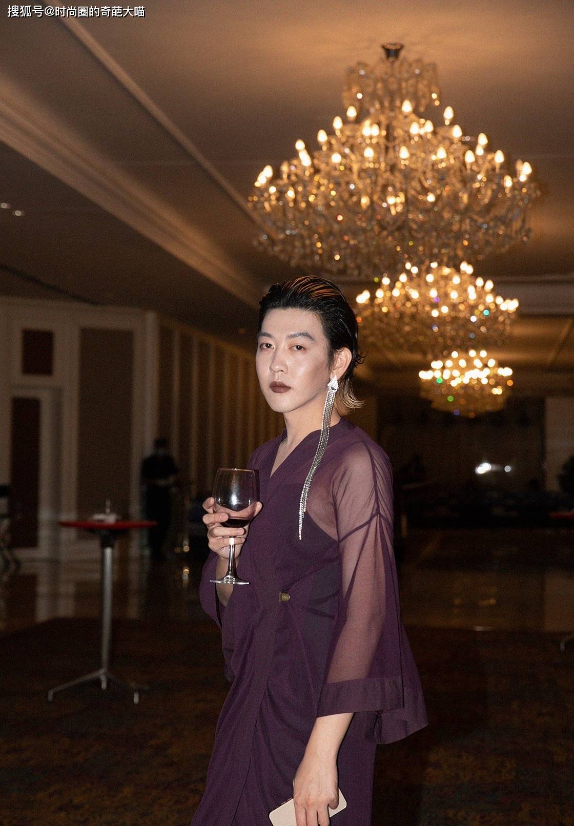 姜思达女裙造型话题度十足易烊千玺洋气帅气身材比模特还要好