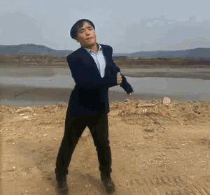 宋小宝小舅子的特色"甩头舞"让他一夜爆红,长得还没宋晓峰帅_霍云龙