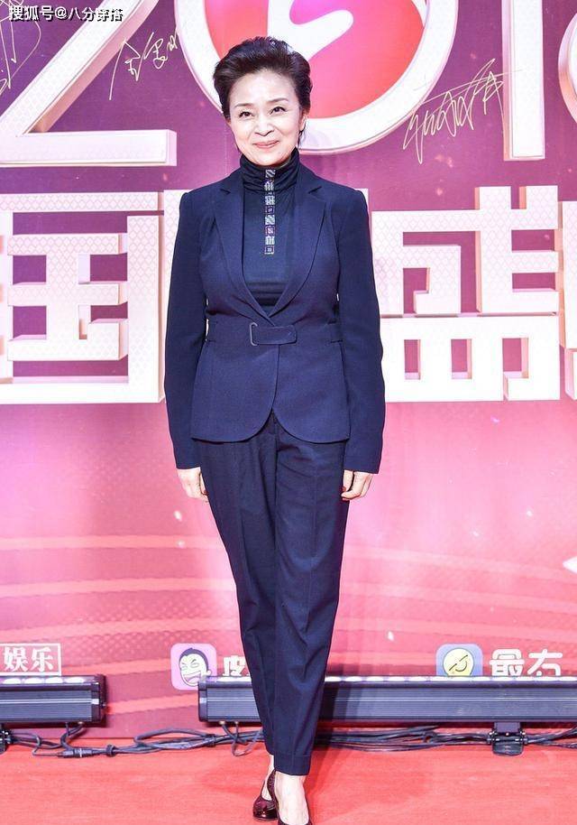 刘莉莉出席活动状态超好,穿西服套装现身简约干练,高级优雅_颜色