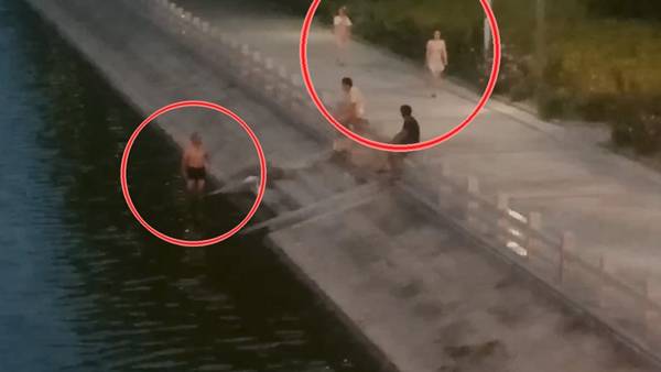 夜间景观河"大叔"扎堆泡澡 散步女子吓得慌忙择路跑过_市民