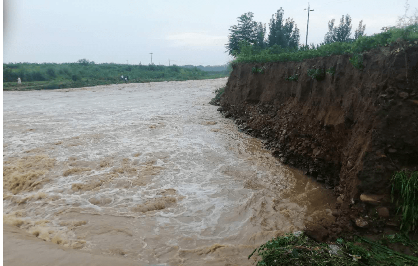 汛情就是命令,各村设立紧急避险点,群众自发行动起来,爱心接力紧急