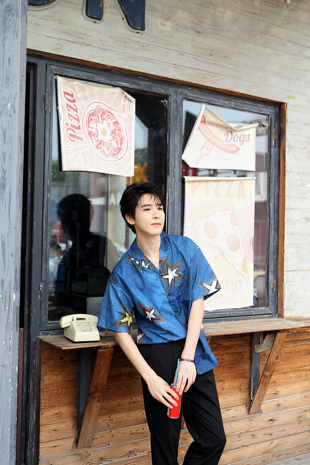 吴昊泽夏日大片曝光 帅气慵懒显惬意