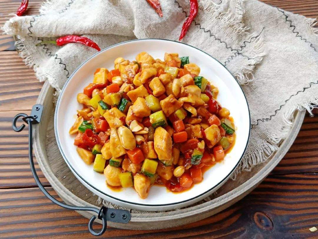宫保宫宫保鸡丁的特色是辣中有甜,甜中有辣,鸡肉的鲜嫩配合花生的香脆